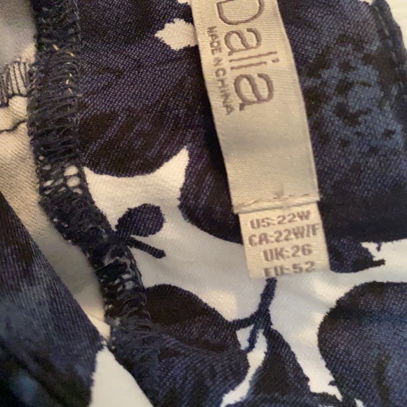 Dahlia® Cropped Pants New w/tags - Picture 4 of 4